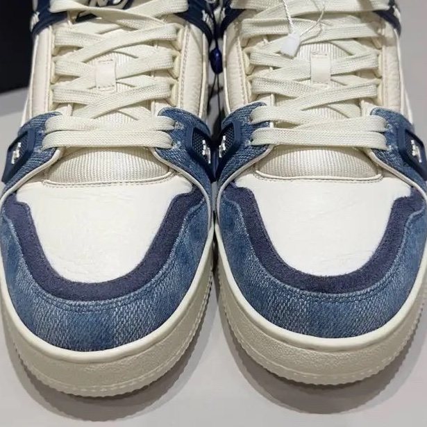 lv Trainer 白藍牛仔棋盤格  試穿痕跡。-3