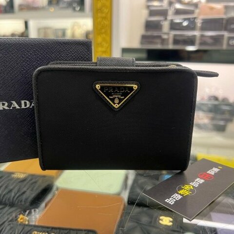 東區正精品㊣ PRADA 1ML018 全新黑色尼龍金三角牌LOGO釦式拉鍊短夾 RZ6403