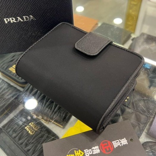 東區正精品㊣ PRADA 1ML018 全新黑色尼龍金三角牌LOGO釦式拉鍊短夾 RZ6403-6