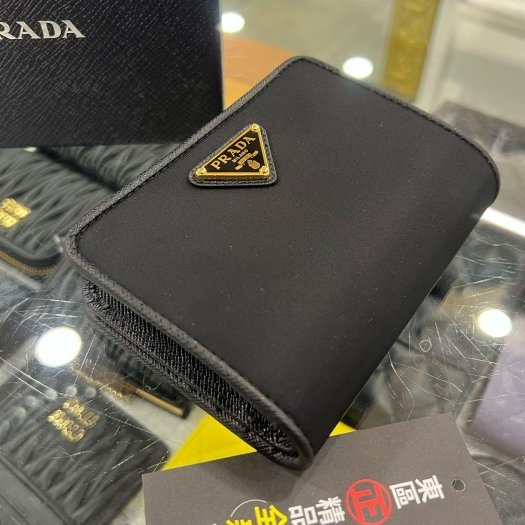 東區正精品㊣ PRADA 1ML018 全新黑色尼龍金三角牌LOGO釦式拉鍊短夾 RZ6403-7