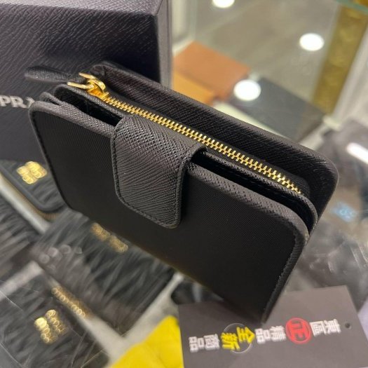 東區正精品㊣ PRADA 1ML018 全新黑色尼龍金三角牌LOGO釦式拉鍊短夾 RZ6403-9