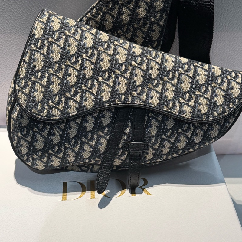 Dior 男款 Saddle 藍色 Oblique 老花胸包 馬鞍包 |香港專櫃購入|附購買證明 全配件-1