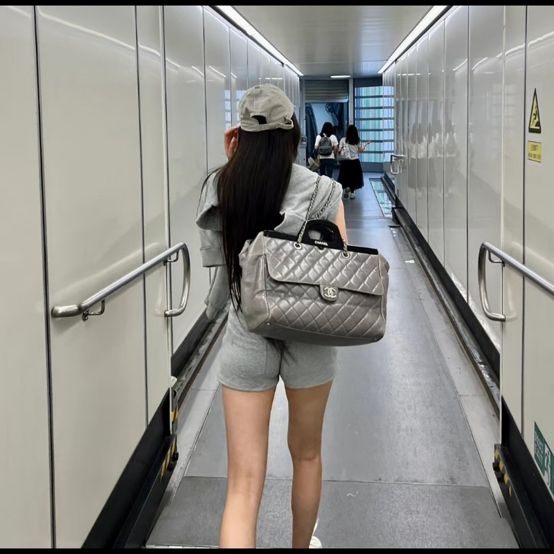 Chanel 香奈兒 秀款 灰色仿舊小牛皮 衣架包 手提肩背包-2
