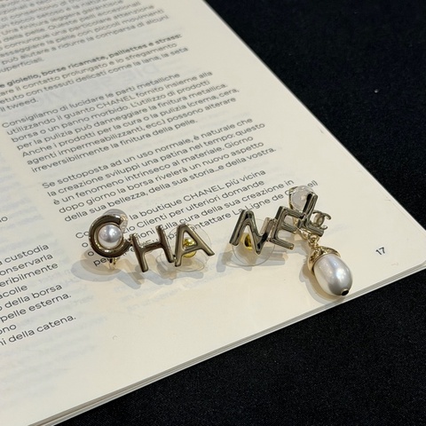 CHANEL淡金字母珍珠耳環