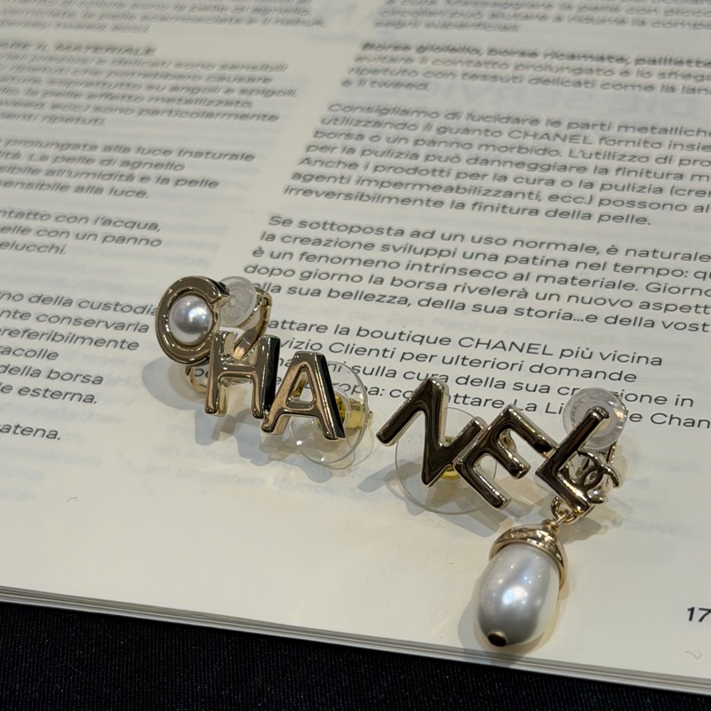 CHANEL淡金字母珍珠耳環-1