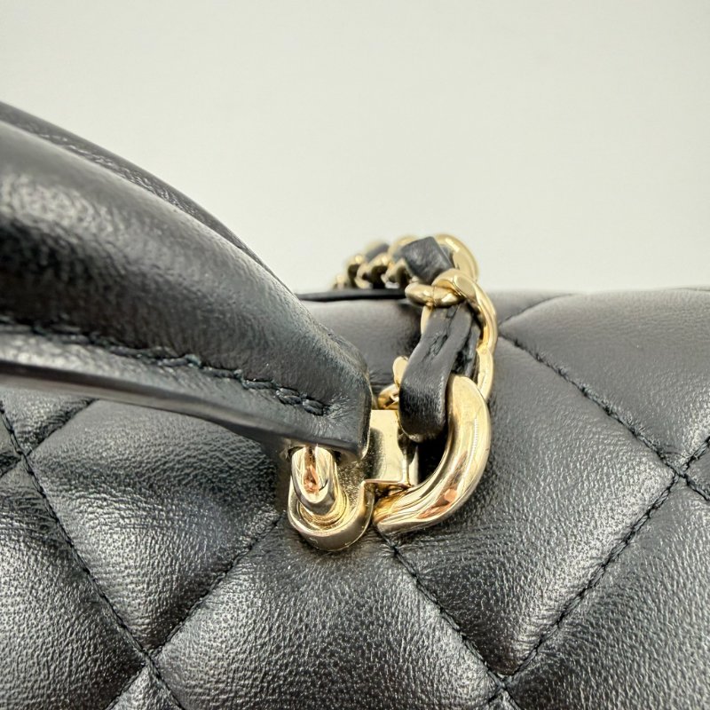 CHANEL-黑色淡金釦羊皮手把20cm coco 手提側背包-16