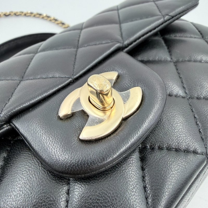 CHANEL-黑色淡金釦羊皮手把20cm coco 手提側背包-19