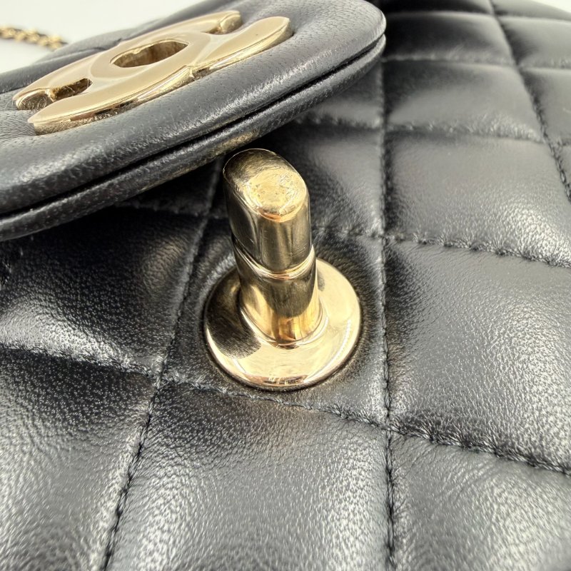 CHANEL-黑色淡金釦羊皮手把20cm coco 手提側背包-20