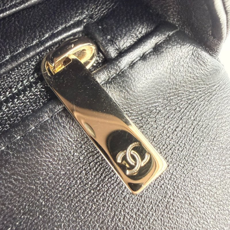 CHANEL-黑色淡金釦羊皮手把20cm coco 手提側背包-22