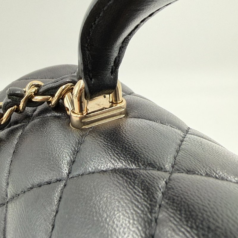 CHANEL-黑色淡金釦羊皮手把20cm coco 手提側背包-24