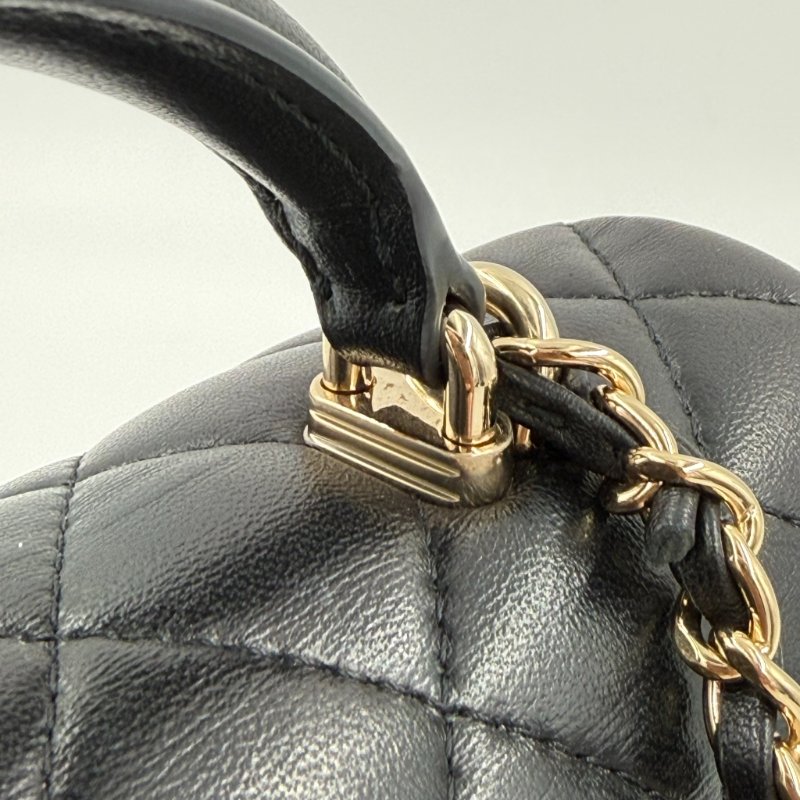 CHANEL-黑色淡金釦羊皮手把20cm coco 手提側背包-25