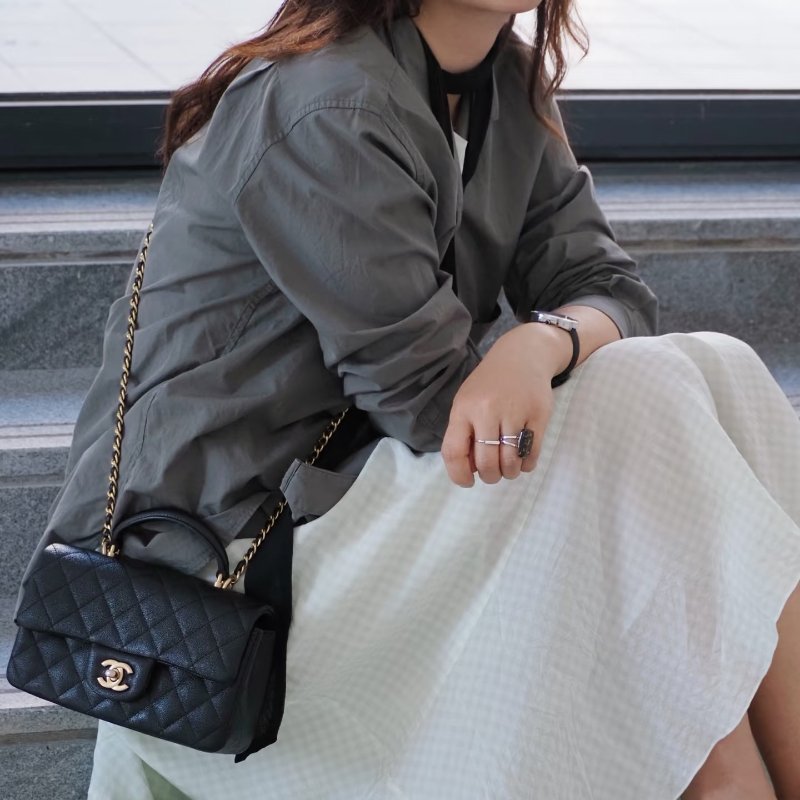CHANEL-黑色淡金釦羊皮手把20cm coco 手提側背包-1