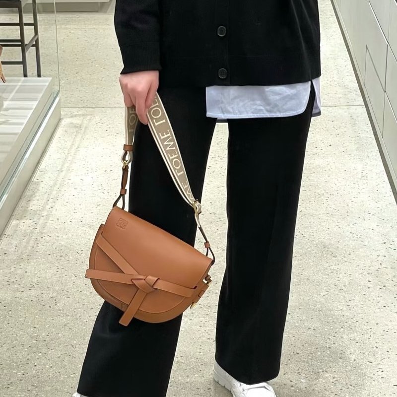 LOEWE- 棕色牛皮小號GATE small斜背包-1