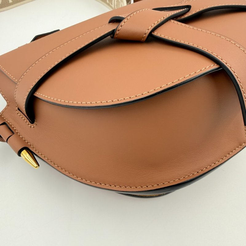 LOEWE- 棕色牛皮小號GATE small斜背包-10