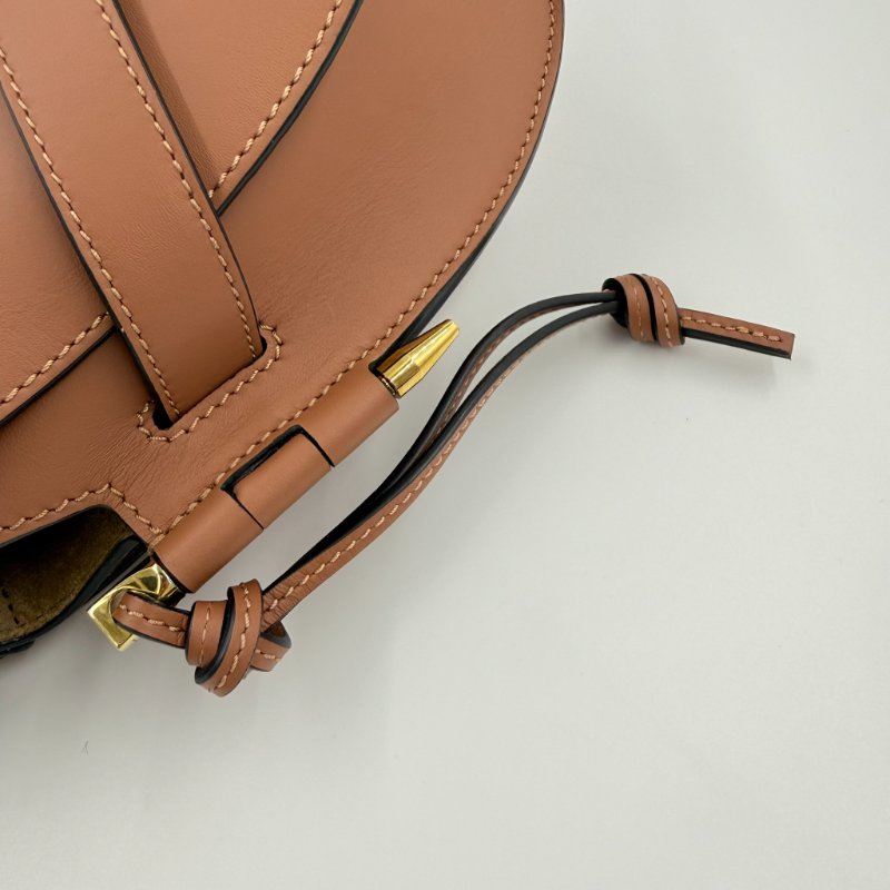 LOEWE- 棕色牛皮小號GATE small斜背包-16