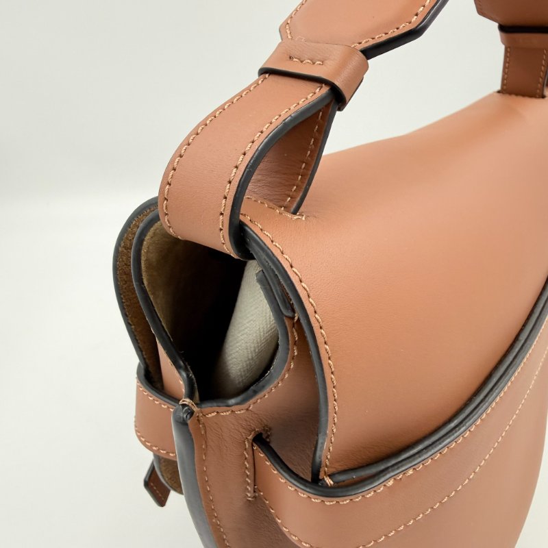 LOEWE- 棕色牛皮小號GATE small斜背包-17