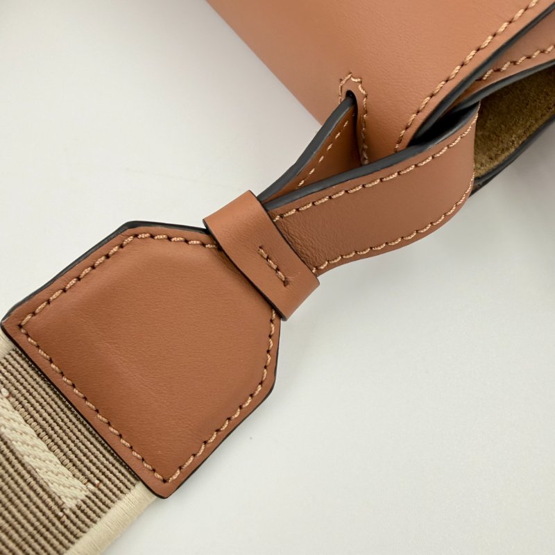 LOEWE- 棕色牛皮小號GATE small斜背包-19