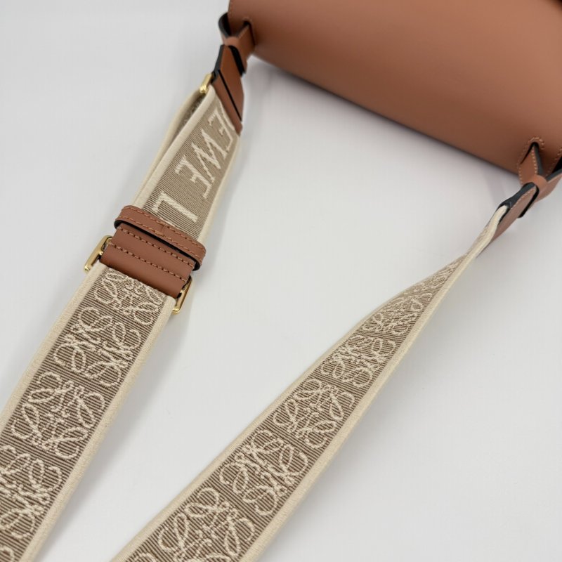 LOEWE- 棕色牛皮小號GATE small斜背包-22