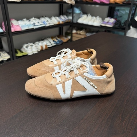 lv sneakerina 路易威登 卡其色麂皮德訓鞋 38碼