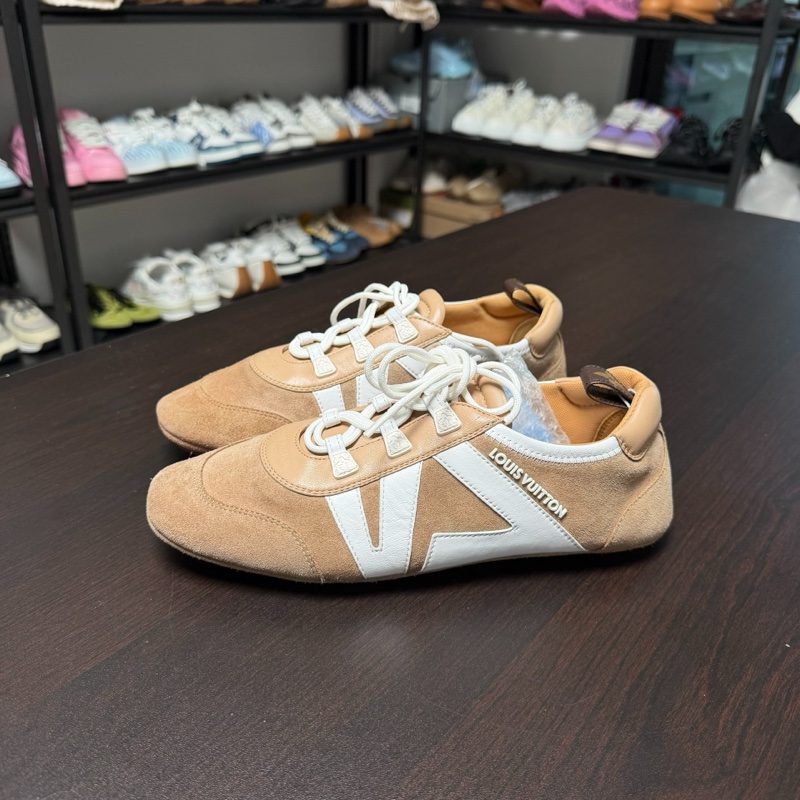 lv sneakerina 路易威登 卡其色麂皮德訓鞋 38碼-0