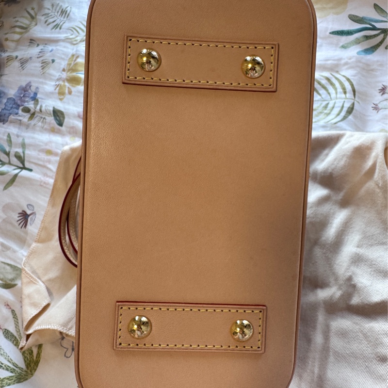 LV Alma BB 貝殼包-12