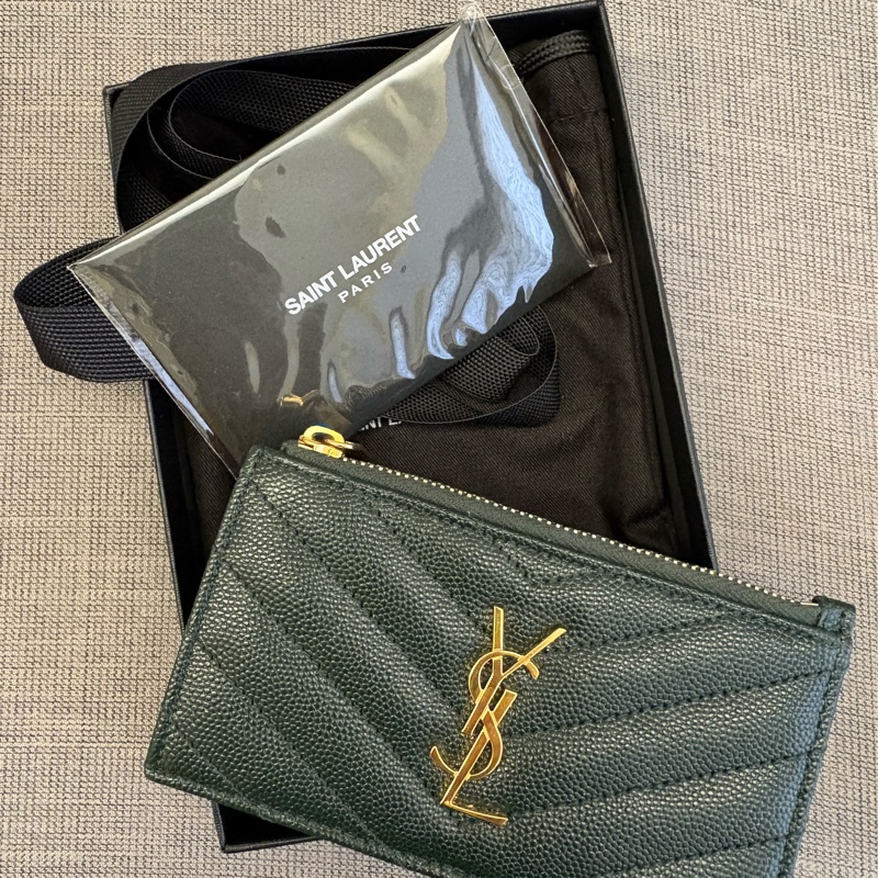 YSL 山形紋荔枝皮金字Logo拉鍊卡片/零錢夾（墨綠色）-10
