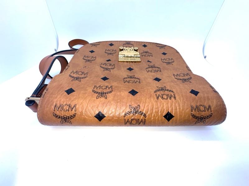 McM經典時尚乾邑色老花金扣馬鞍包斜挎包單肩包/95新/尺寸：20*20cm-2