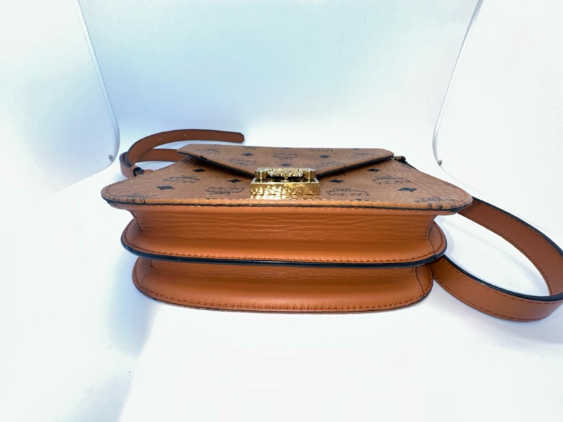 McM經典時尚乾邑色老花金扣馬鞍包斜挎包單肩包/95新/尺寸：20*20cm-3