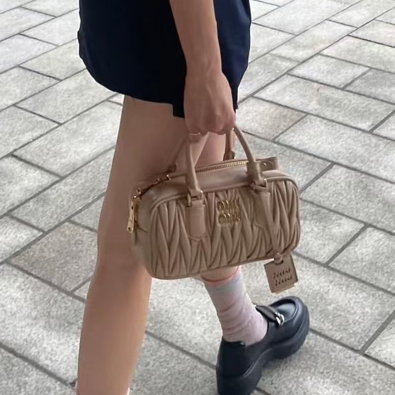 MIUMIU繆繆祼粉褶皺羊皮保齡球包小號甜酷千金風🎠-7