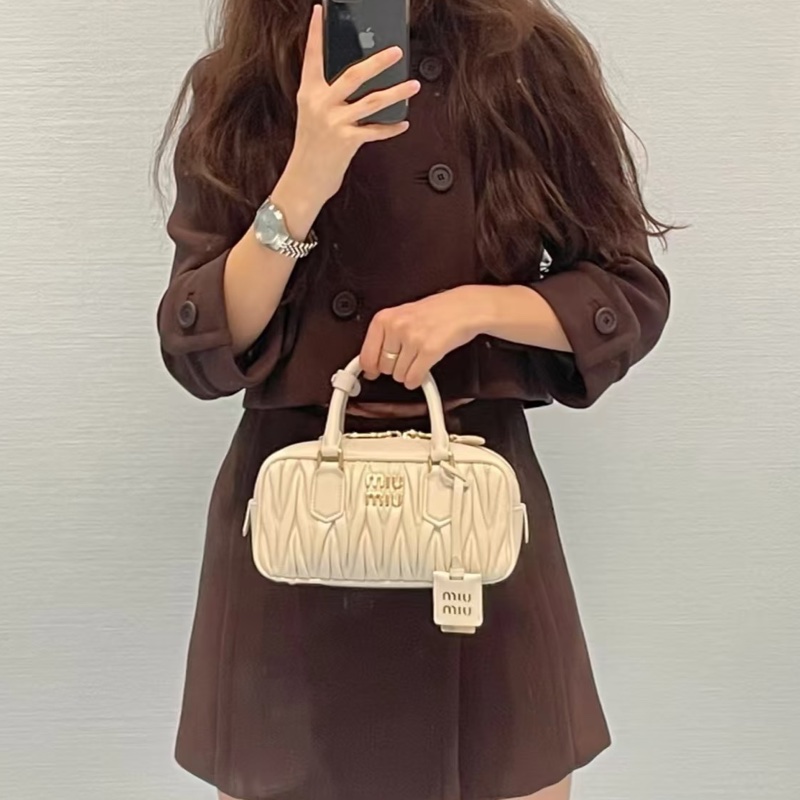 MIUMIU繆繆祼粉褶皺羊皮保齡球包小號甜酷千金風🎠-21