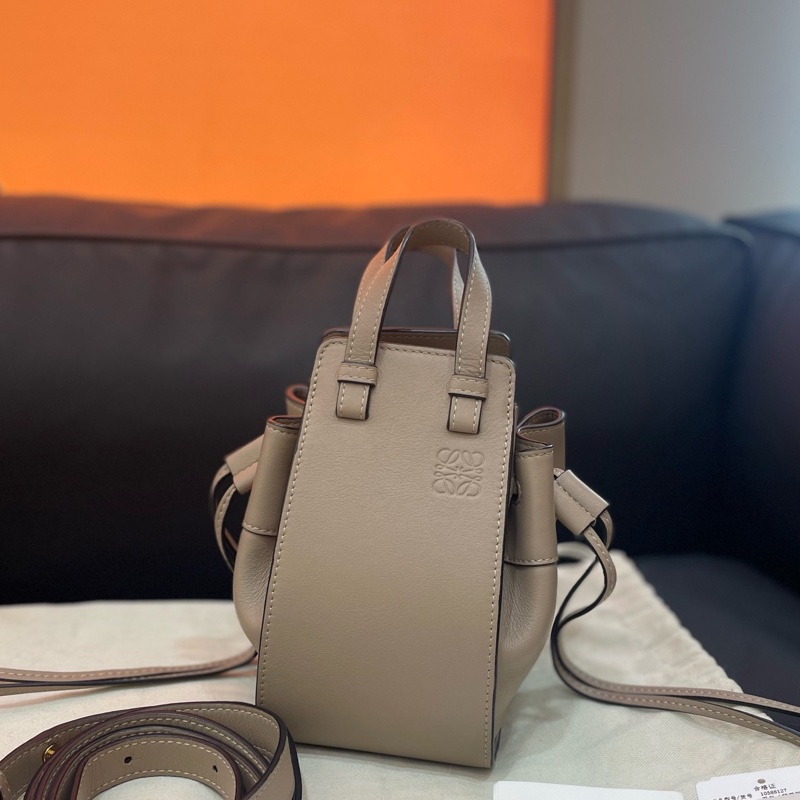 LOEWE羅意威 Hammock 粒面牛皮 水桶手提單肩斜挎包 女款mini  附件 ：防塵袋-0