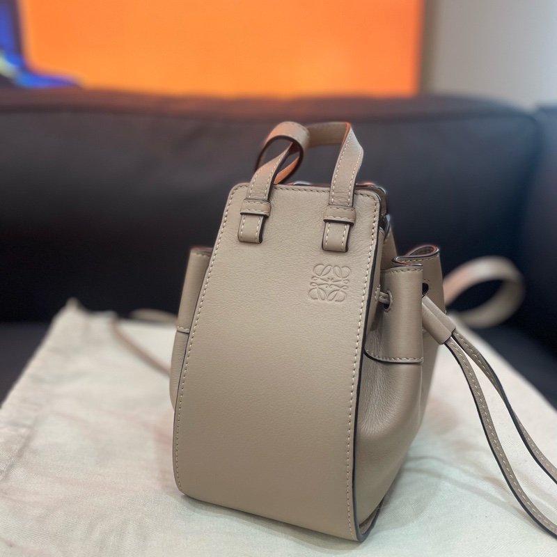 LOEWE羅意威 Hammock 粒面牛皮 水桶手提單肩斜挎包 女款mini  附件 ：防塵袋-1
