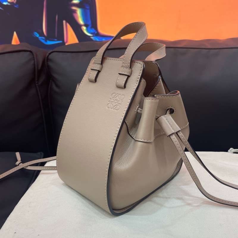 LOEWE羅意威 Hammock 粒面牛皮 水桶手提單肩斜挎包 女款mini  附件 ：防塵袋-2