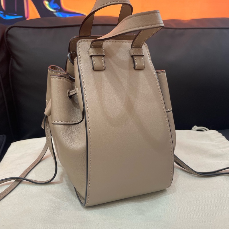 LOEWE羅意威 Hammock 粒面牛皮 水桶手提單肩斜挎包 女款mini  附件 ：防塵袋-3