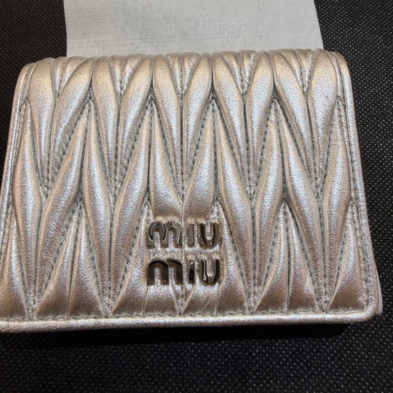 全新 miu miu銀色羊皮抓皺短夾-7