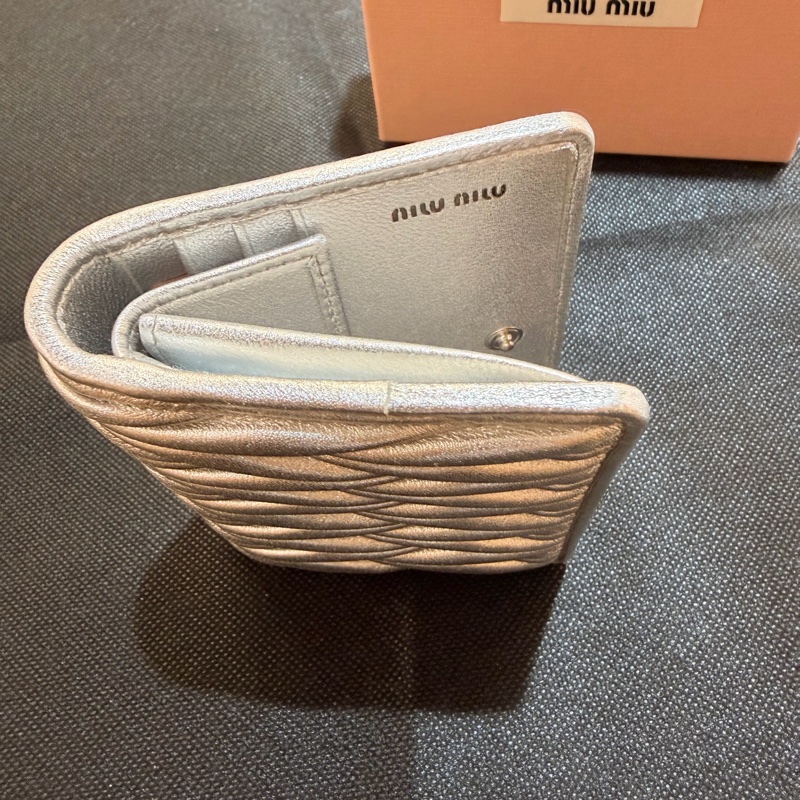 全新 miu miu銀色羊皮抓皺短夾-17