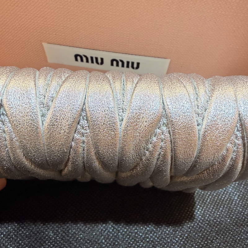 全新 miu miu銀色羊皮抓皺短夾-23
