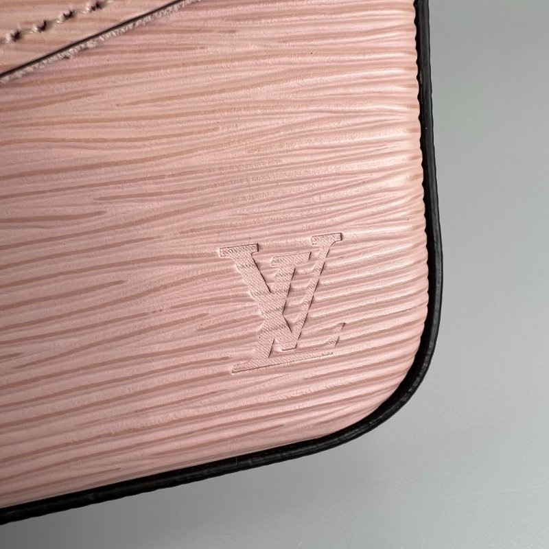 LV M62467  粉色水波紋 三合一信封包-14