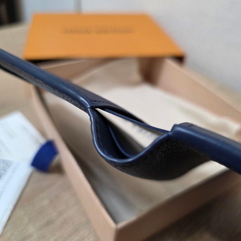 [全皮質感好物🥨] LV深藍牛皮藍釦Multiple短夾-18