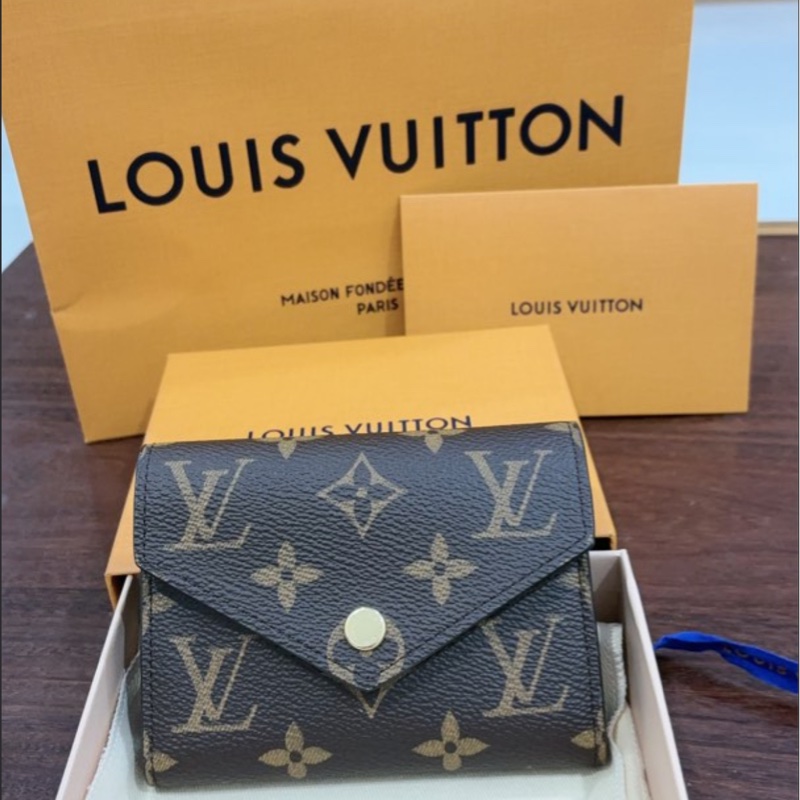 全新真品 LV Victorine 經典 Monogram 三折短夾 / 附維也納專櫃購證影本-0