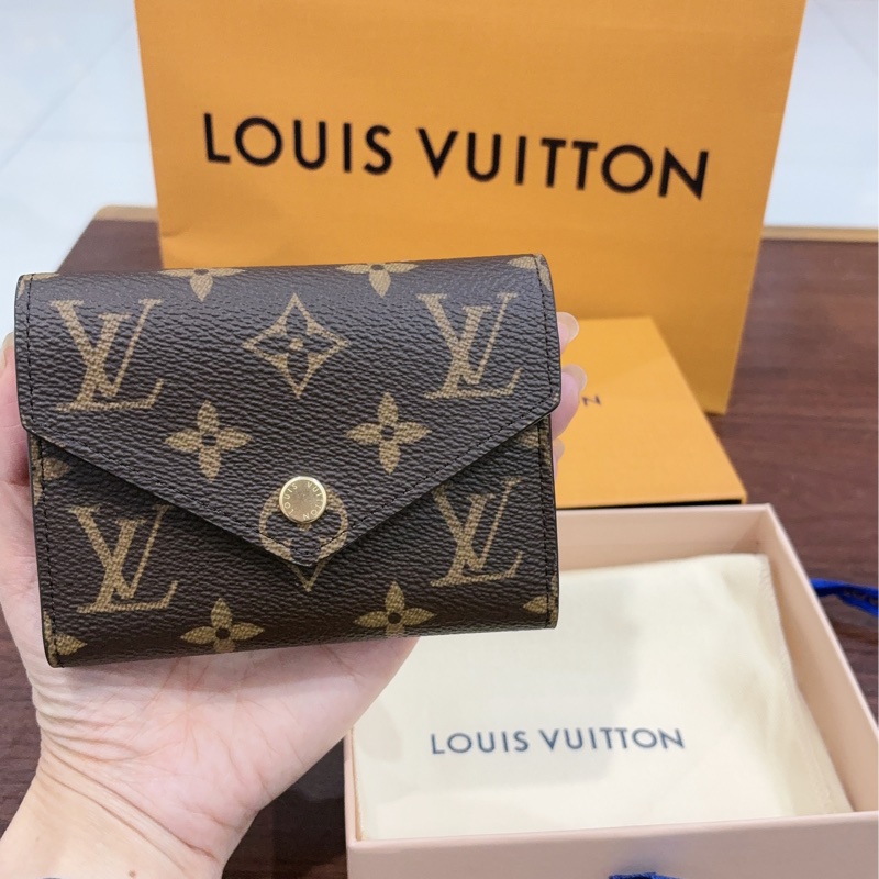 全新真品 LV Victorine 經典 Monogram 三折短夾 / 附維也納專櫃購證影本-5