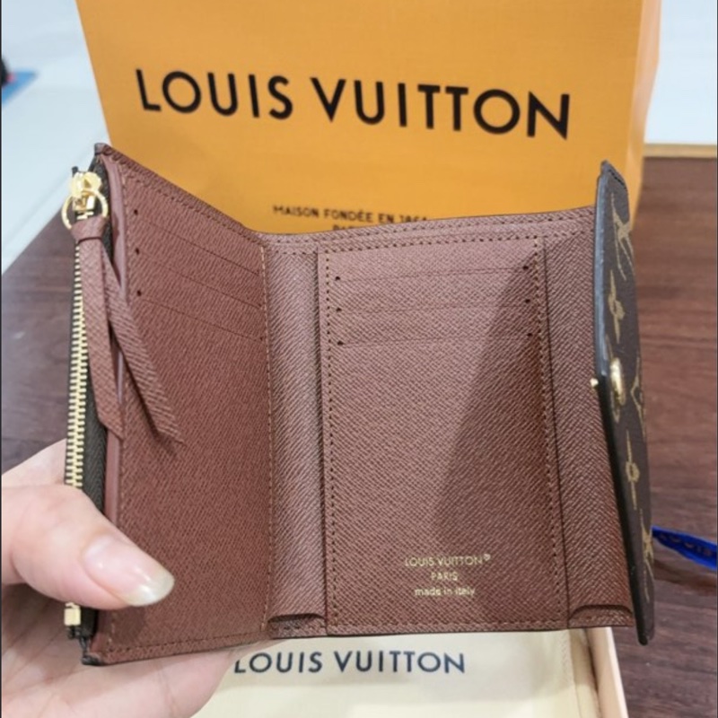 全新真品 LV Victorine 經典 Monogram 三折短夾 / 附維也納專櫃購證影本-6