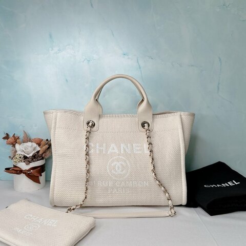 CHANEL 小號奶昔白沙灘包