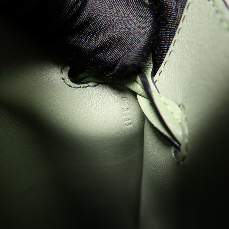 LOEWE 牛皮皮革Dice Pocket In Classic肩背袋-7
