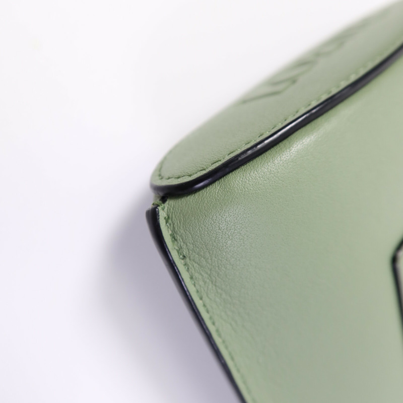 LOEWE 牛皮皮革Dice Pocket In Classic肩背袋-10