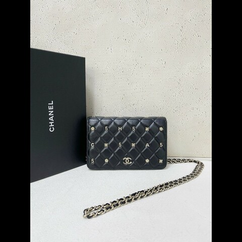 CHANEL wallet on chain
黑色羊皮徽章限量款