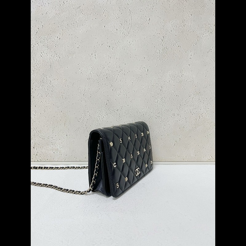 CHANEL wallet on chain
黑色羊皮徽章限量款-1