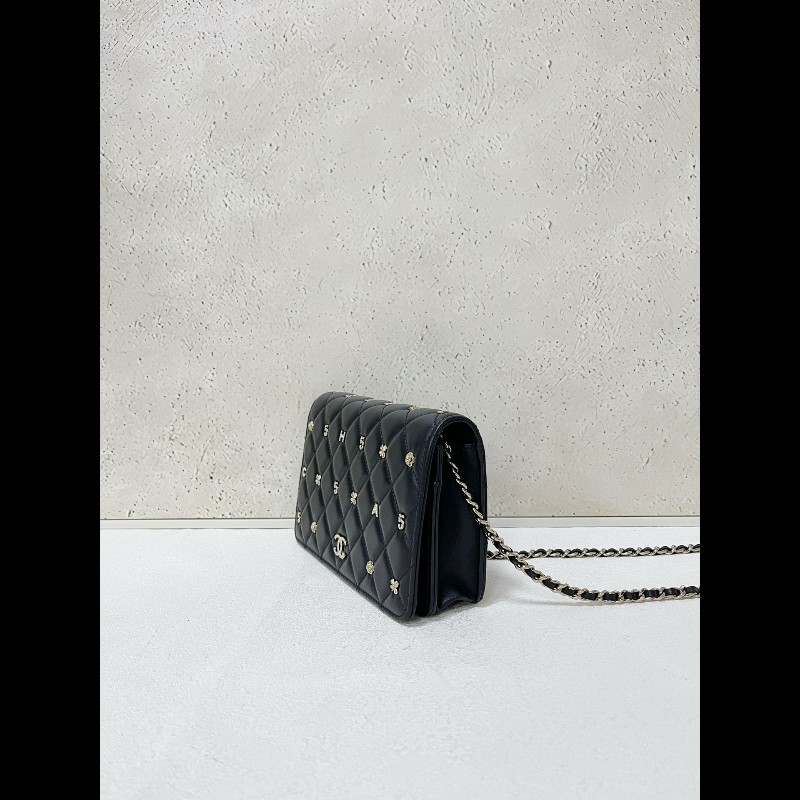 CHANEL wallet on chain
黑色羊皮徽章限量款-2