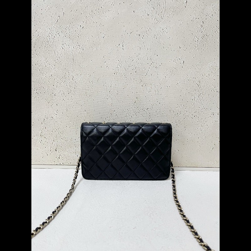 CHANEL wallet on chain
黑色羊皮徽章限量款-3