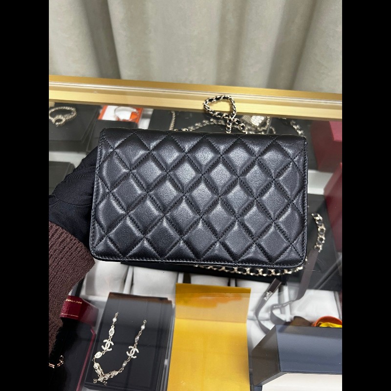 CHANEL wallet on chain
黑色羊皮徽章限量款-4